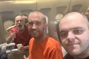 Хардинг (по центру) сильно похудел в плену