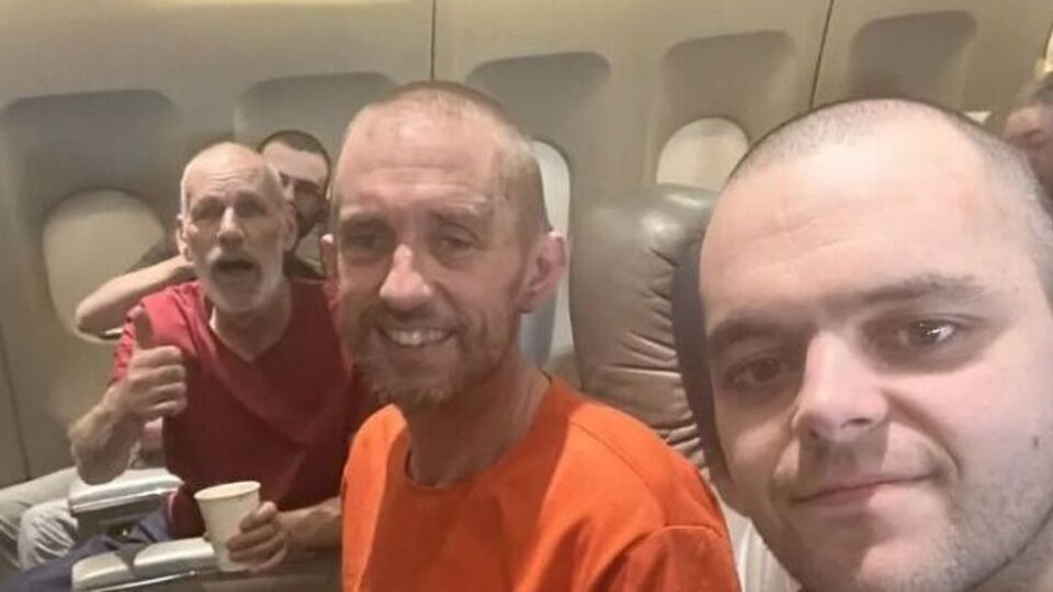 Хардинг (по центру) сильно похудел в плену