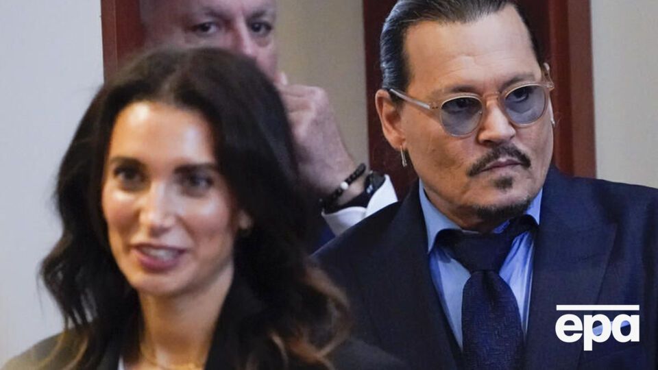 Рич, которой приписывают роман с Деппом, официально не разведена