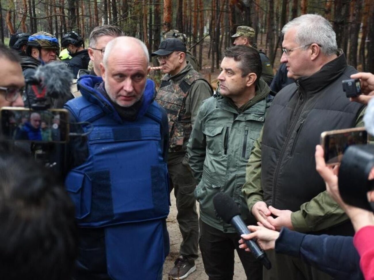 Послы посетили место массового захоронения украинцев в Изюме