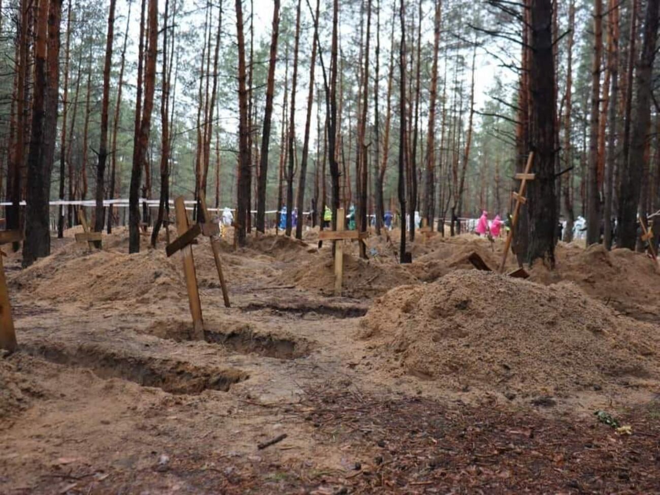 Из массового захоронения в Изюме достали 447 тел