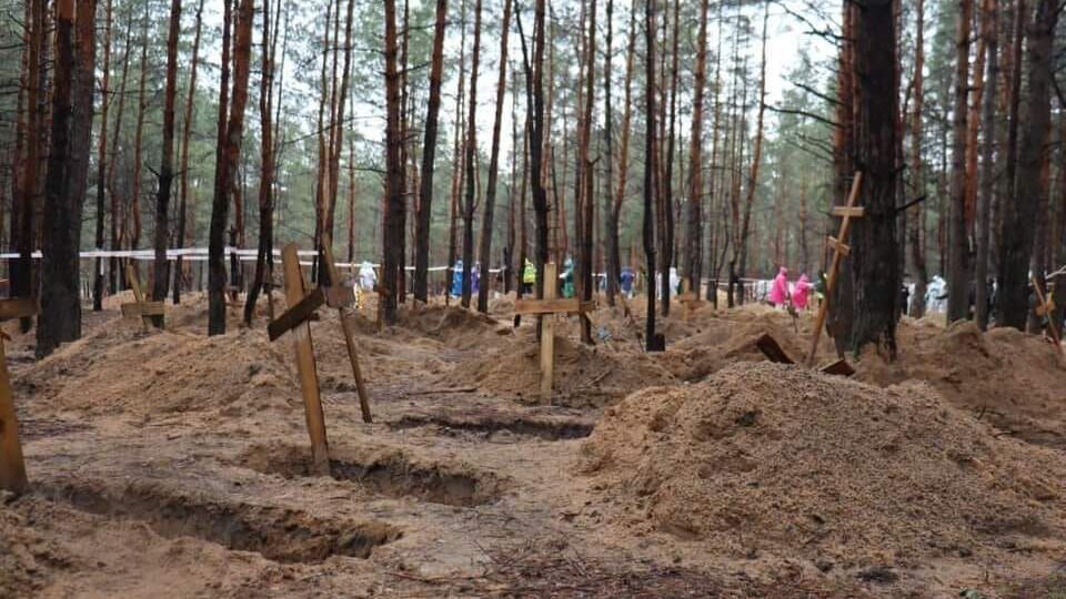 Из массового захоронения в Изюме достали 447 тел