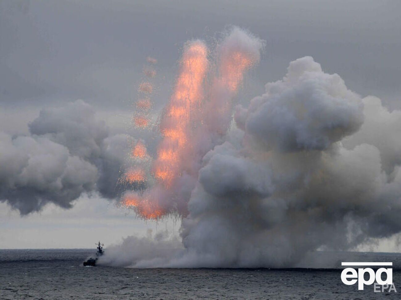 В Черном море маневрируют 15 российских кораблей и катеров
