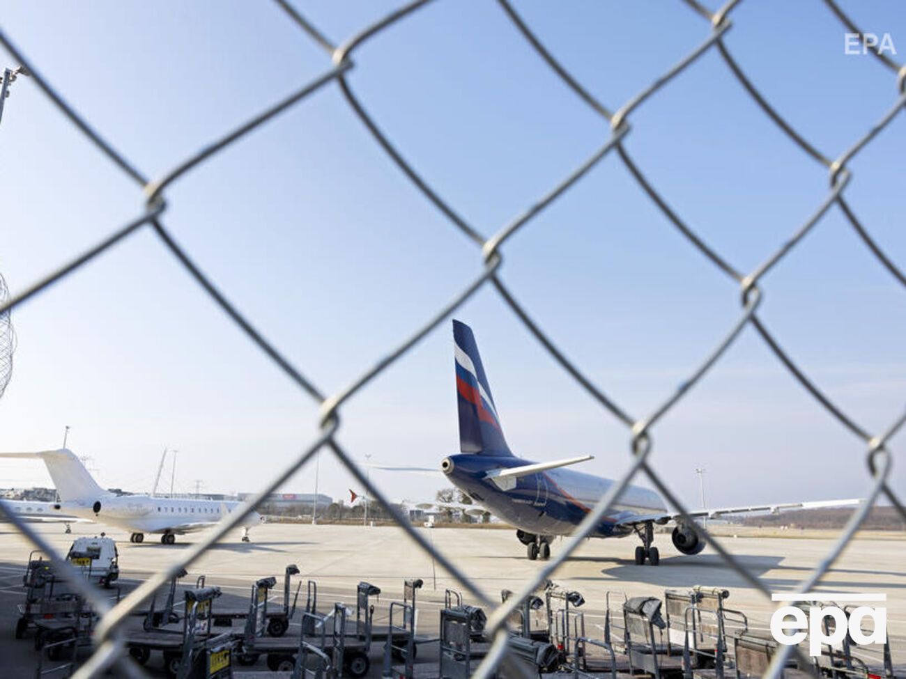 По данным СМИ, сотрудники российских авиакомпаний и аэропортов начали массово получать повестки в военкоматы