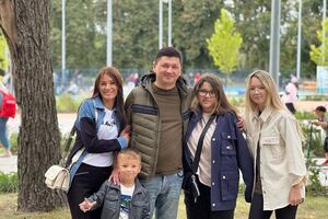 Кім разом із дружиною Юлією виховує трьох дітей