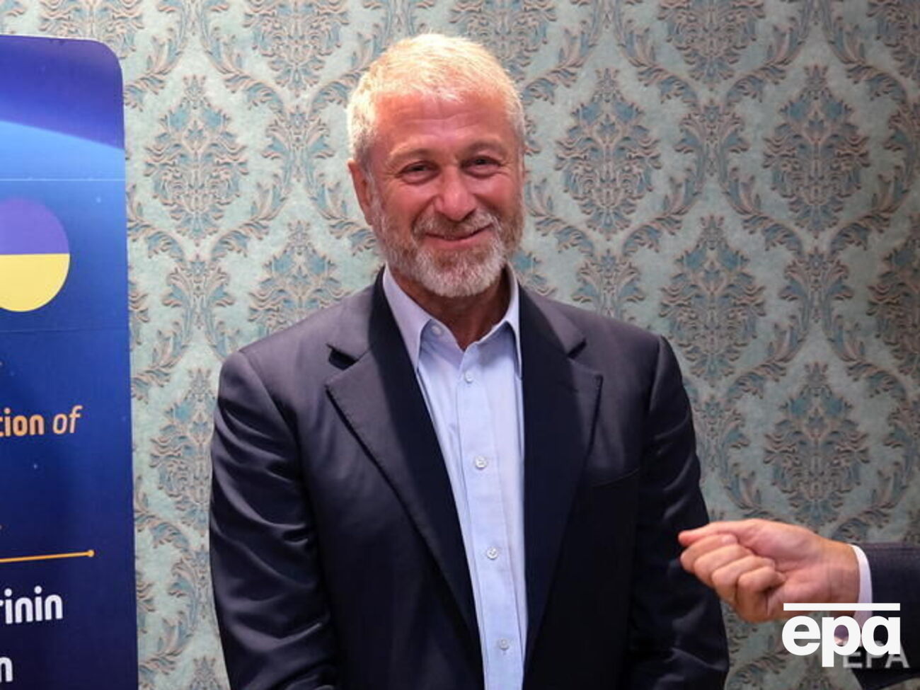 Абрамович зустрічав звільнених із полону іноземців на борту літака, розповіли вони