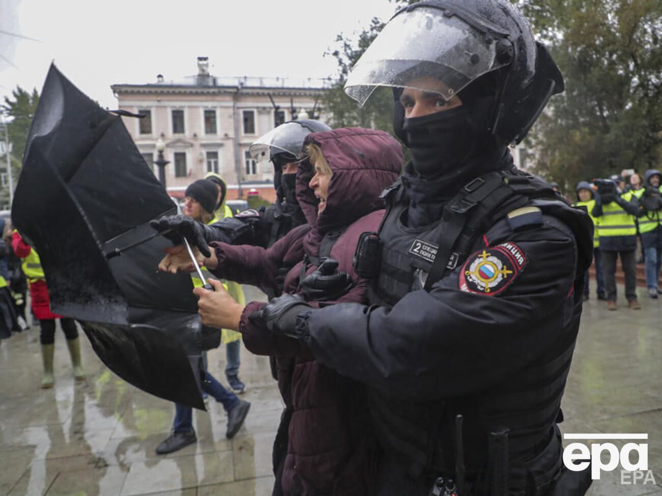 Серед затриманих є літні люди