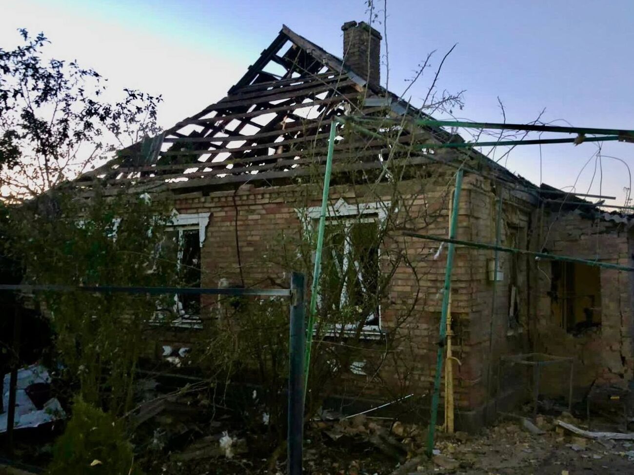 Окупанти вкотре обстріляли Нікополь та Марганець, пошкоджено житлові будинки, дитсадок, амбулаторію, електромережі, газогін