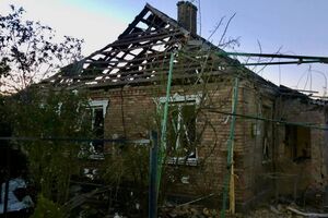 Окупанти вкотре обстріляли Нікополь та Марганець, пошкоджено житлові будинки, дитсадок, амбулаторію, електромережі, газогін