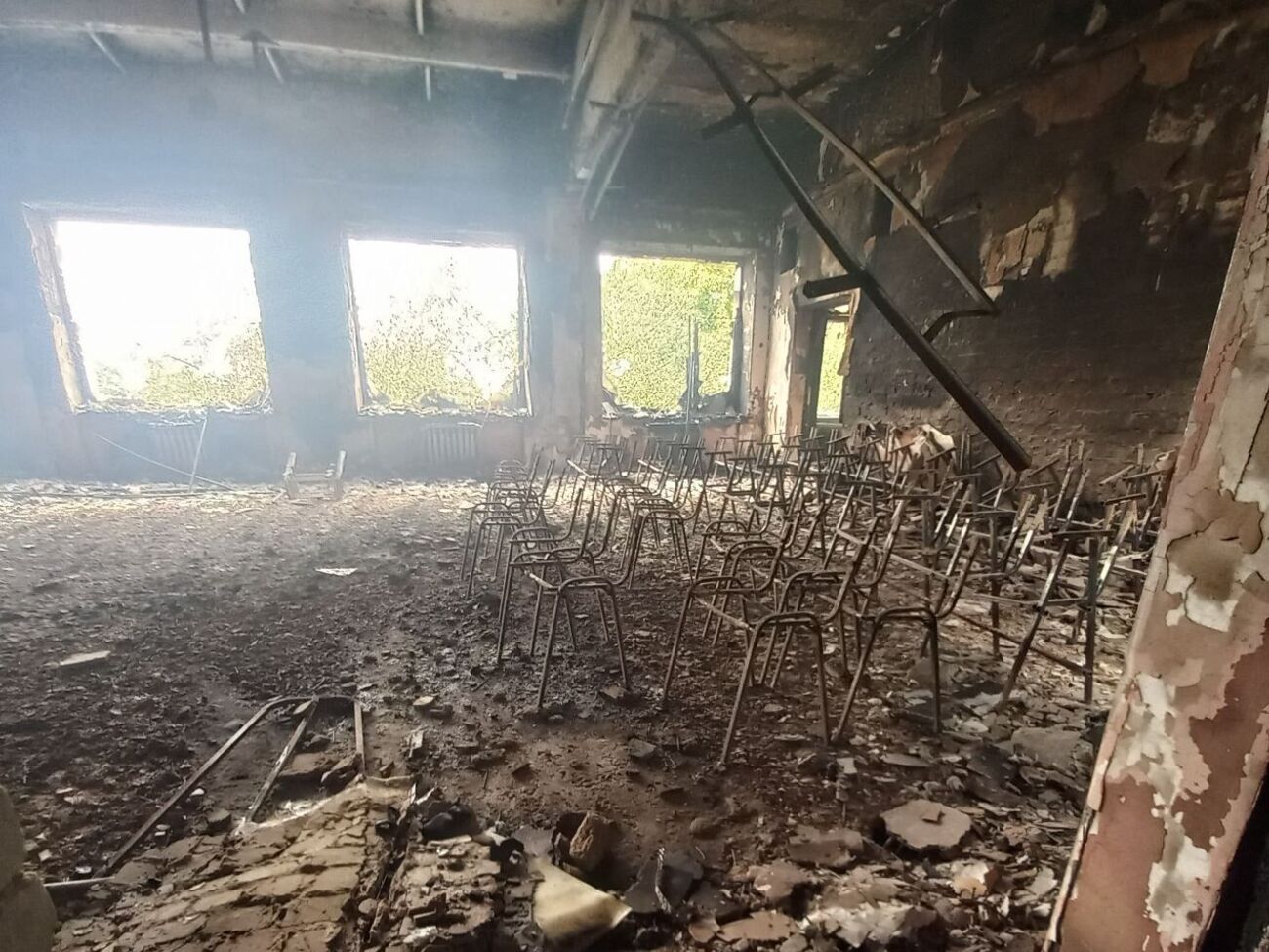 Зруйновано приміщення на верхньому поверсі, зокрема актовий зал