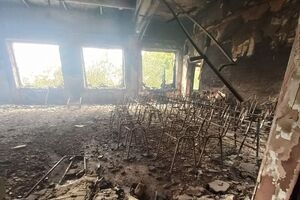 Разрушены помещения на верхнем этаже, в том числе актовый зал
