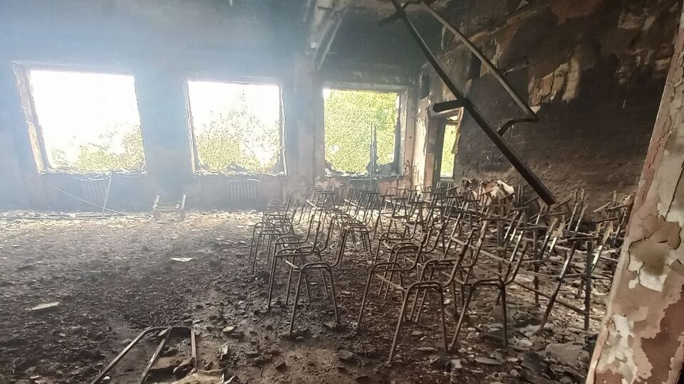 Зруйновано приміщення на верхньому поверсі, зокрема актовий зал
