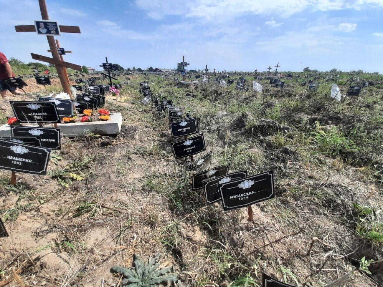 По информации сотрудника кладбища, тела умерших были в мешках, их укладывали горой