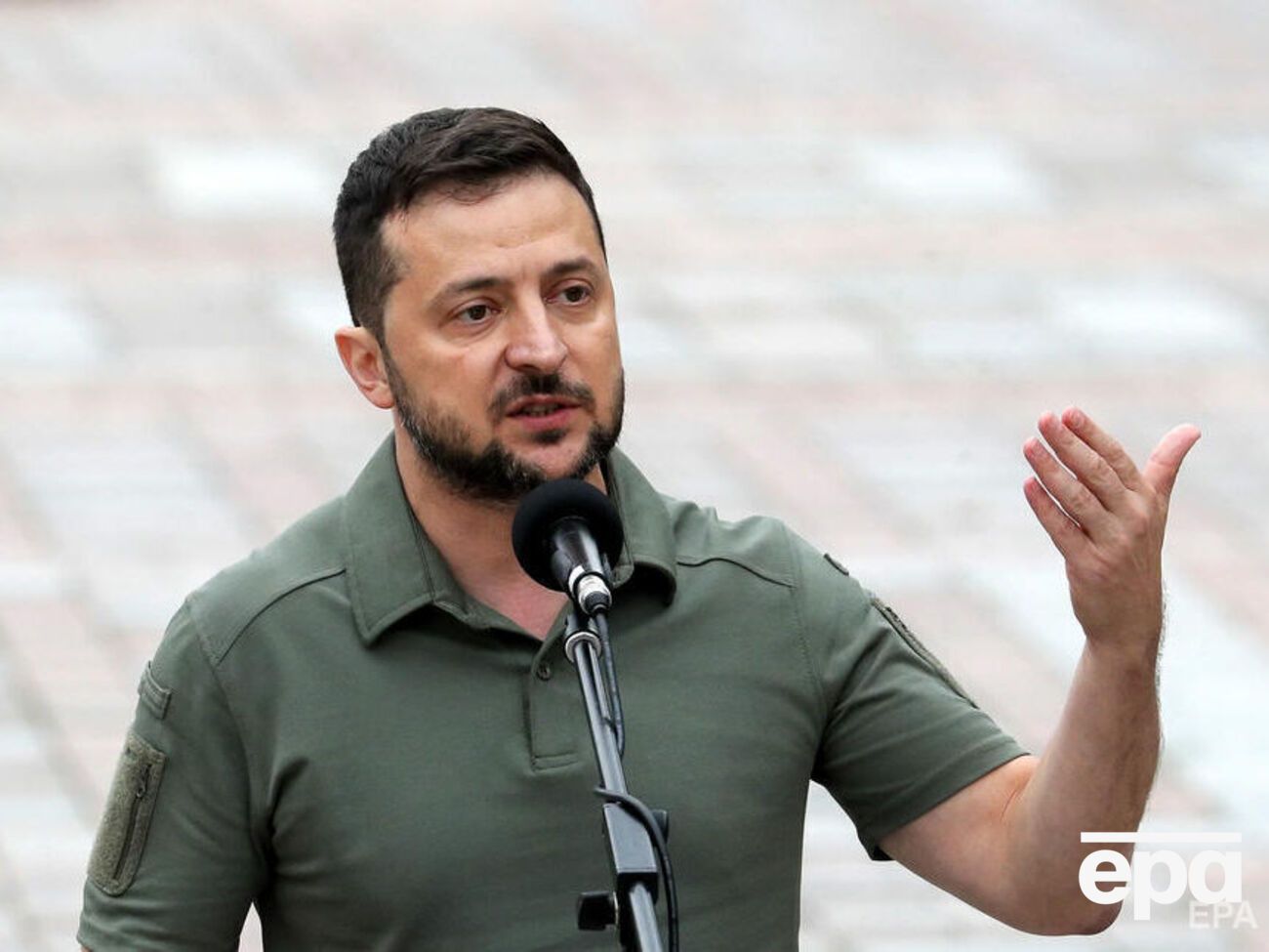 Зеленский (на фото) заявил, что Путин продолжает шантаж