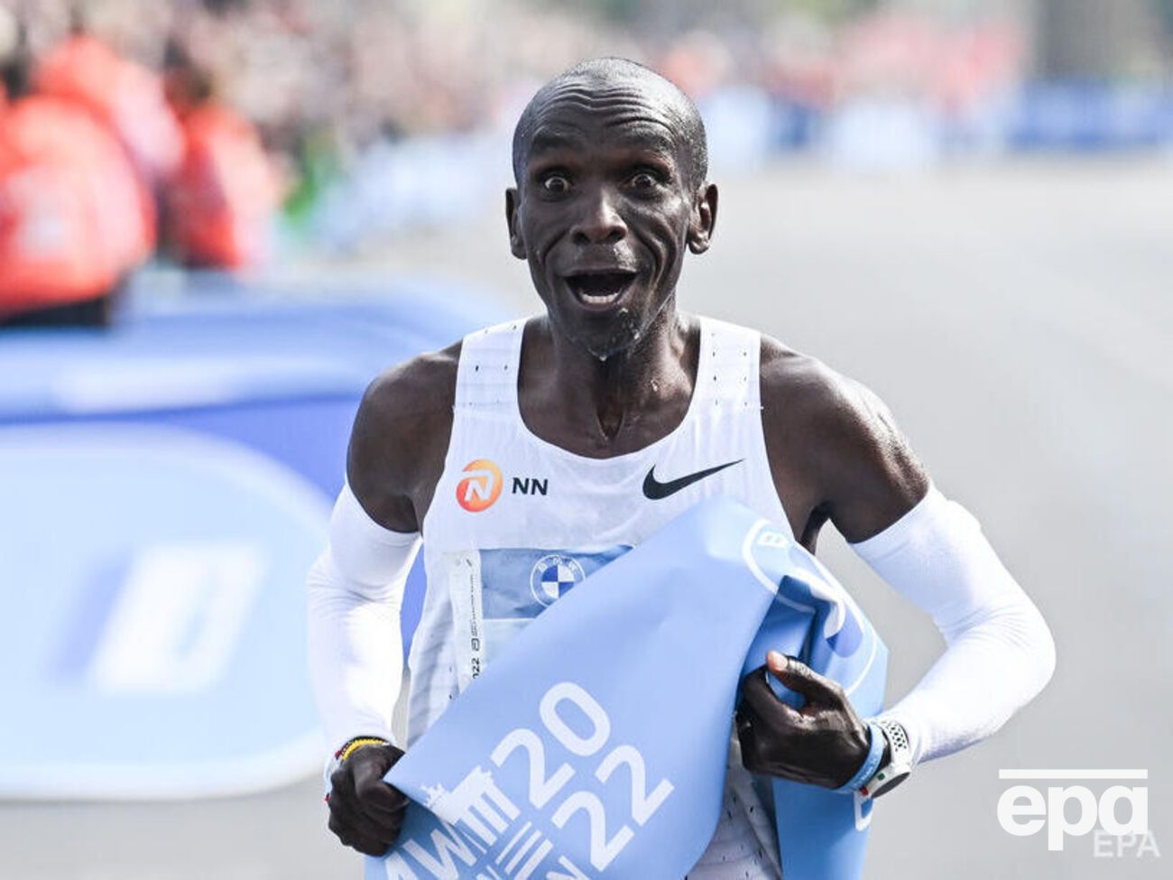 Кипчоге ранее бегал быстрее, но соревнования были неофициальными