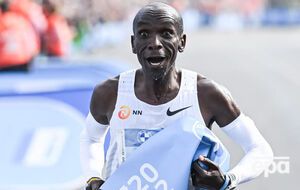 Кипчоге ранее бегал быстрее, но соревнования были неофициальными