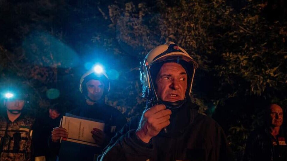 Наразі триває рятувальна операція, пожежники гасять вогонь