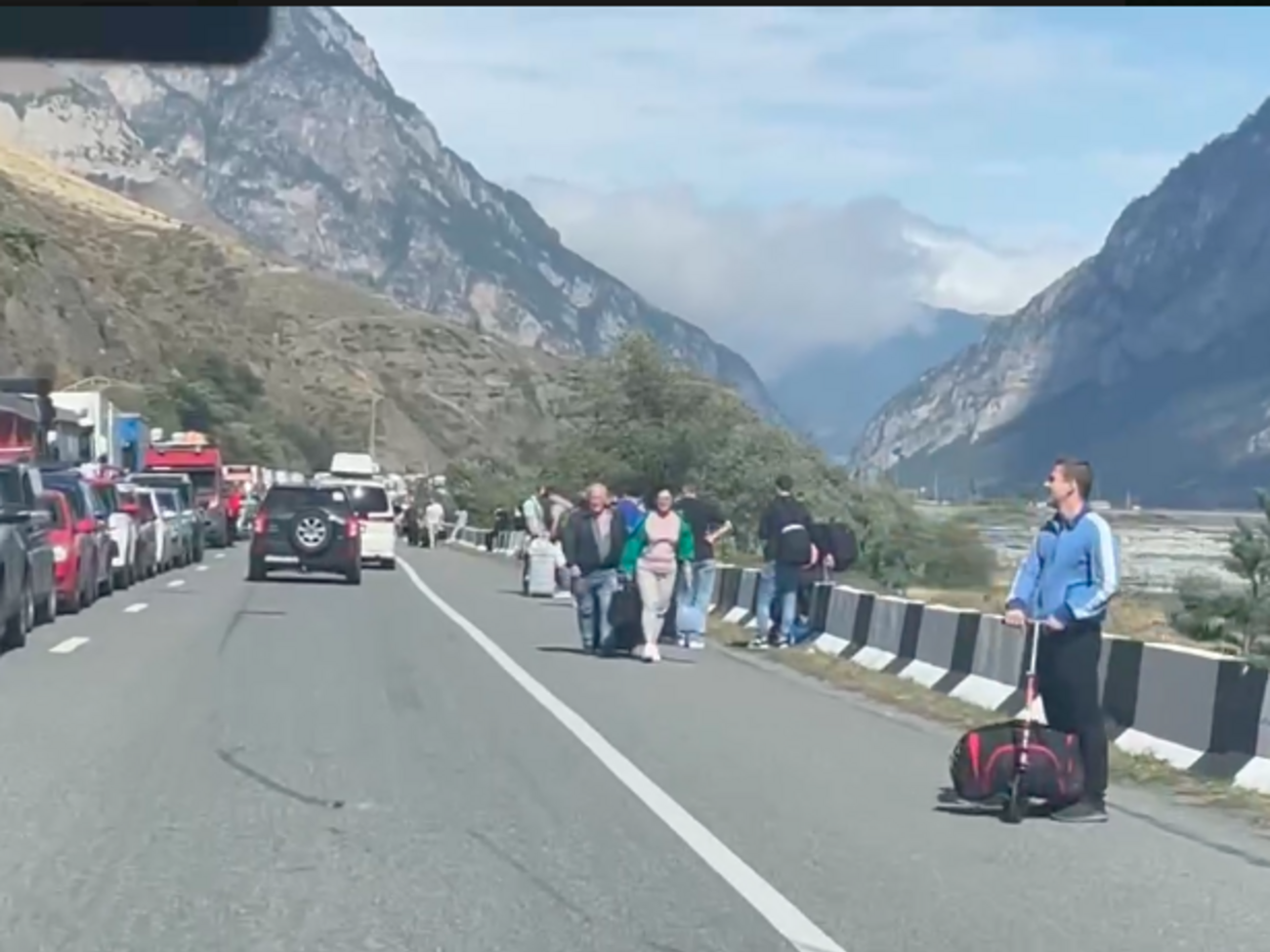 У зв'язку зі зростанням транспортного потоку всі КПП перейшли на особливий режим роботи