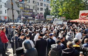 По словам женщины, один из хасидов ударил ее по голове металлическим предметом