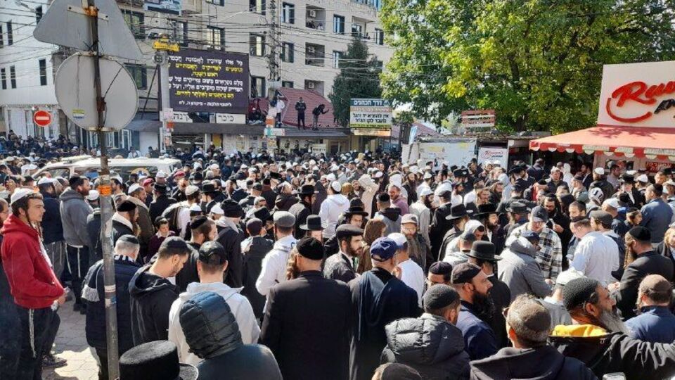 За словами жінки, один із хасидів ударив її по голові металевим предметом