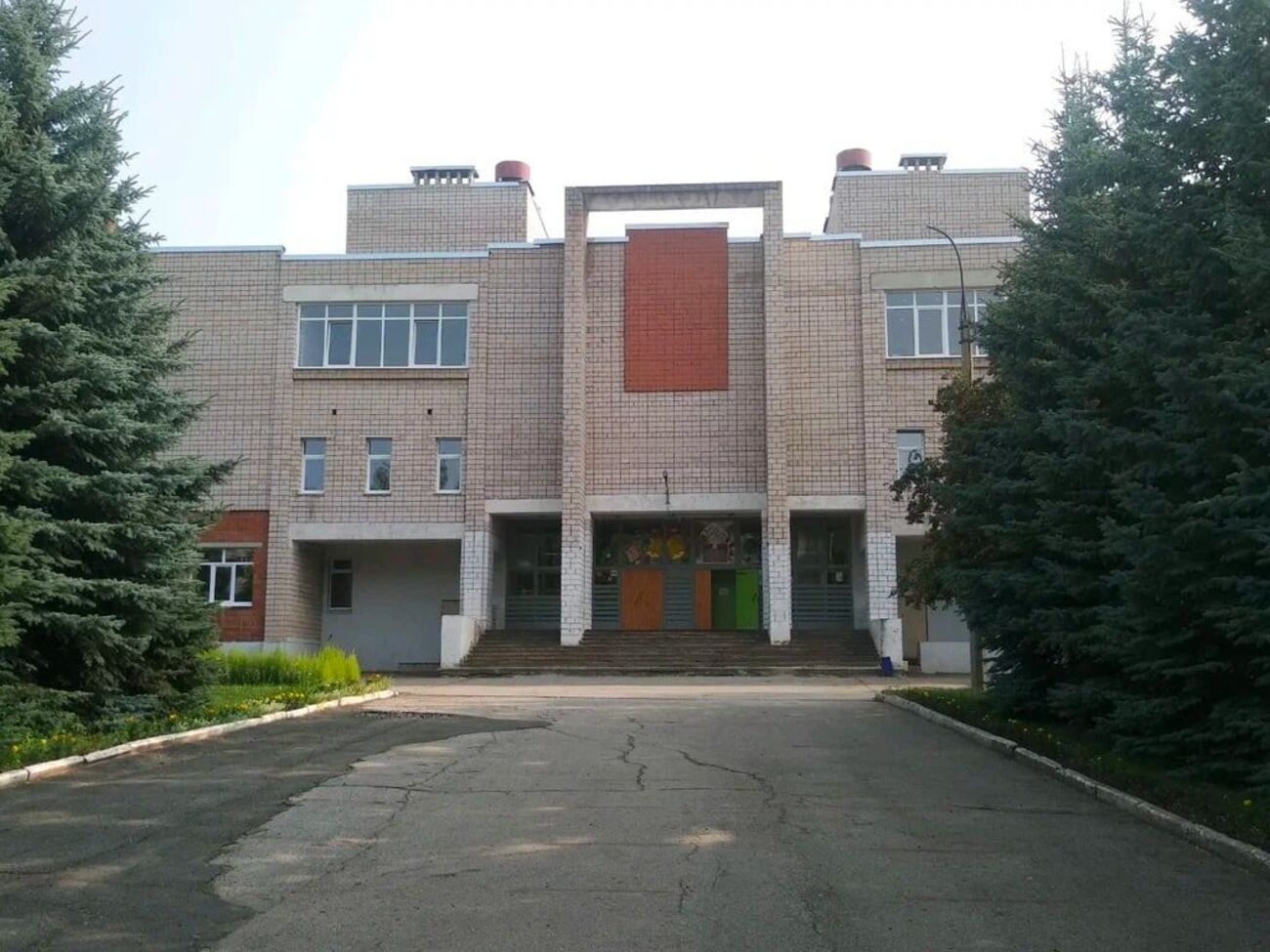 У школі Іжевська невідомий улаштував стрілянину, а потім наклав на себе руки