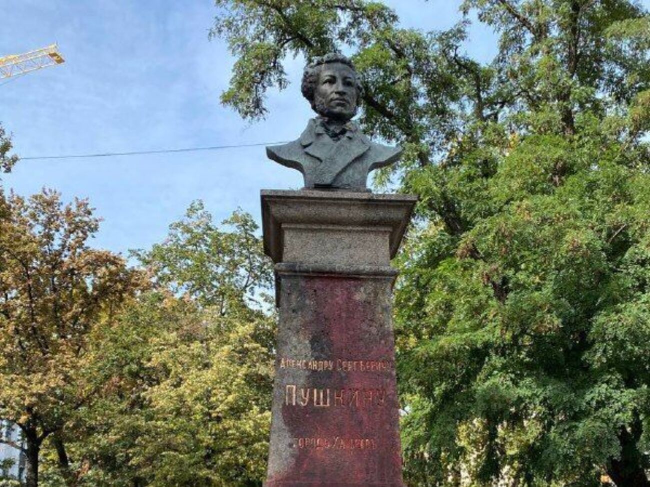 Розлита рідина потрапила на постамент, не зачепивши фігури поета
