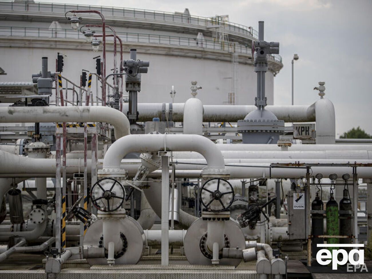 В ЕС пытаются достичь соглашения о введении потолка цен на российскую нефть