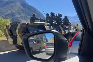 Вместе с БТР – вооруженные военнослужащие