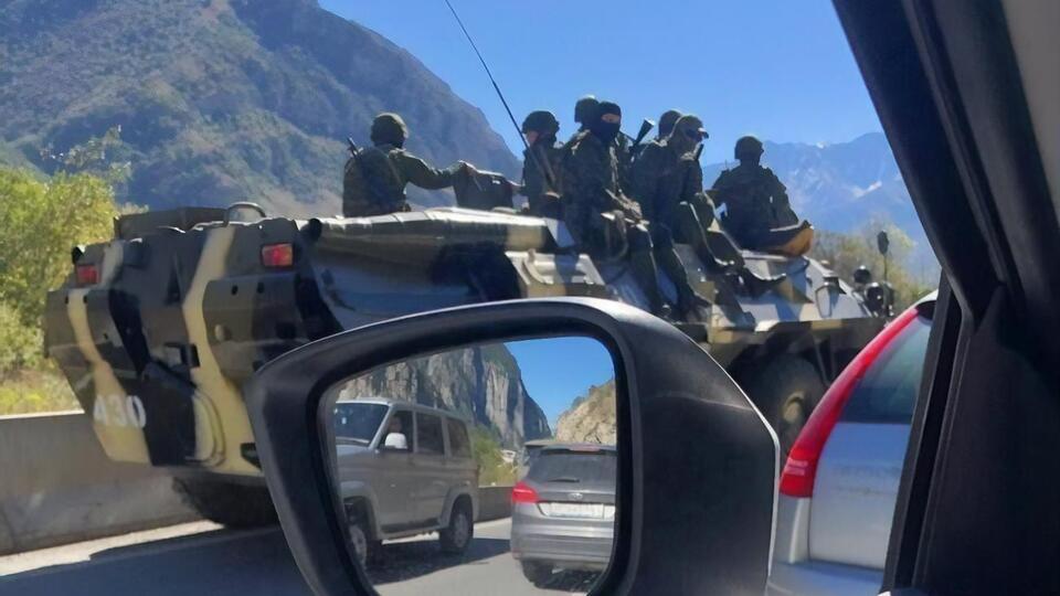 Разом із БТР – озброєні військовослужбовці