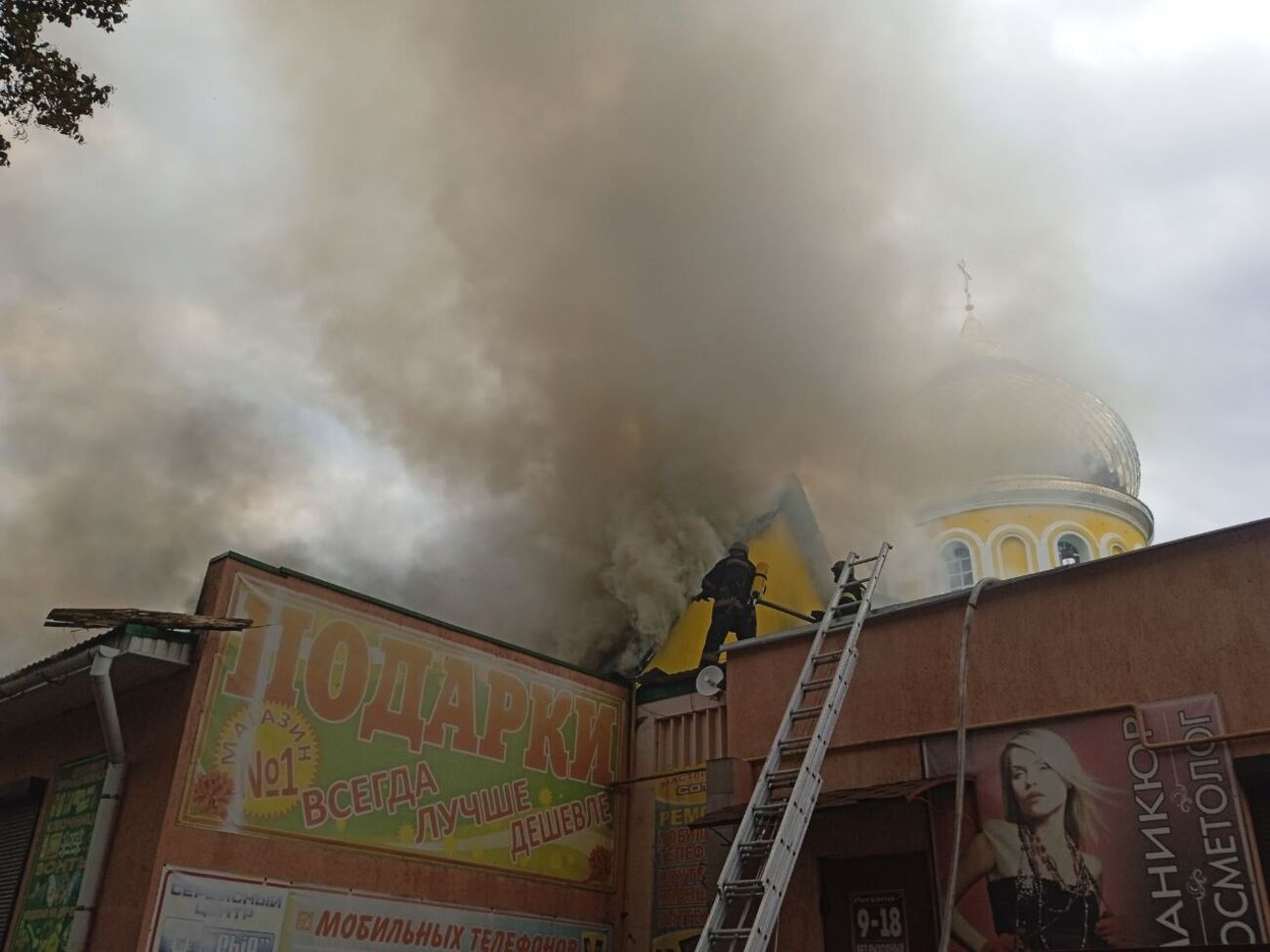 У Куп'янську внаслідок влучання боєприпасів окупантів спалахнула будівля церковної школи, зазначили в ДСНС