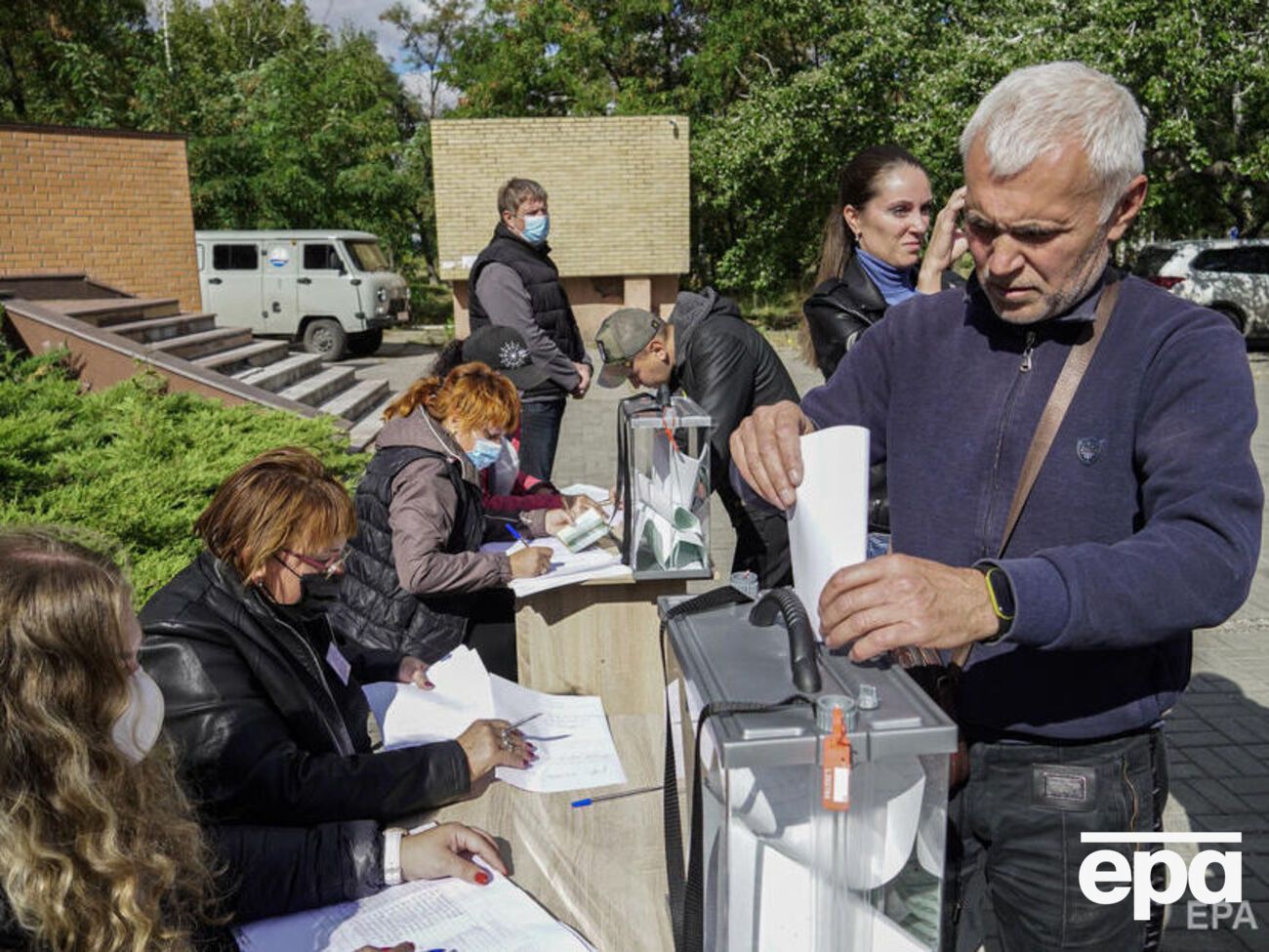 В оккупированном Мариуполе россияне для голосования в "псевдореферендуме" используют своих граждан