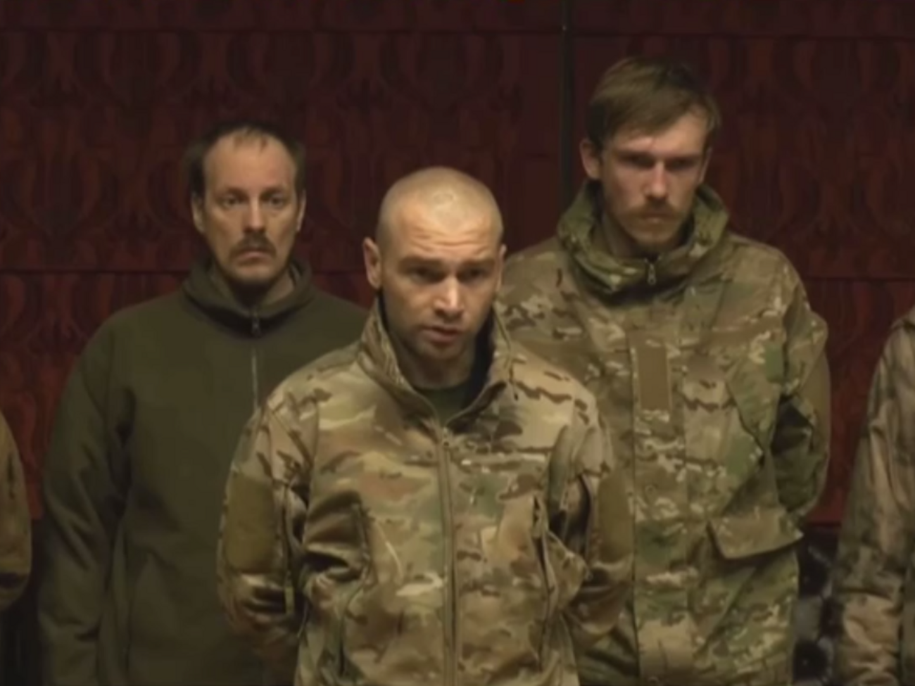 В плену Волынский (в центре) очень похудел