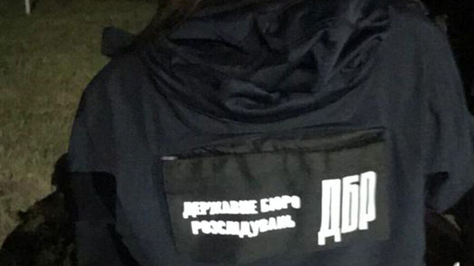 Згідно з повідомленням ДБР, підозрюваний після бойових дій у Київській області воював у Харківській області