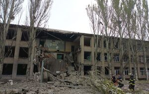 В результате обстрела в школе обрушились стены