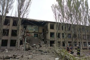 В результате обстрела в школе обрушились стены