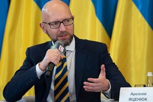 Яценюк: Коли постійний член Радбезу ООН незаконно анексує Крим, погрожує всьому світу ядерною зброєю, а ми просто сидимо та заявляємо, що не можемо нічого вдіяти, – це абсурд