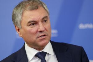 Володін зазначив, що на російському кордоні багато хто з тих, хто виїжджає, покидає свої автомобілі