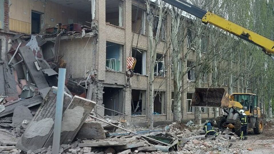 Рятувальники розібрали 50 тонн зруйнованої будівлі