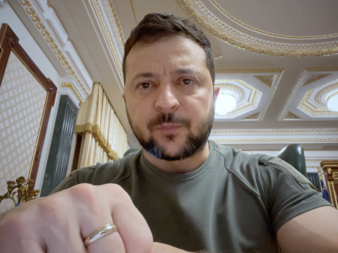 Зеленський &ndash; росіянам: За що ви взагалі боретеся? У вас є тільки кредити, щось увечері пожерти і тепер&nbsp;&ndash; мобілізація. Боріться за своє! Не лізьте на нашу землю, в нашу душу та в нашу культуру