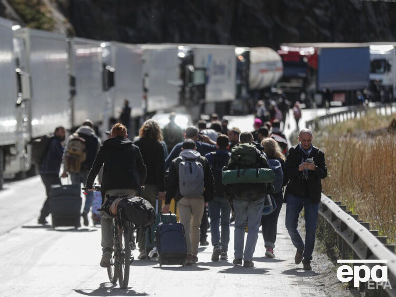 По данным СМИ, РФ после мобилизации могли покинуть 260 тыс. мужчин