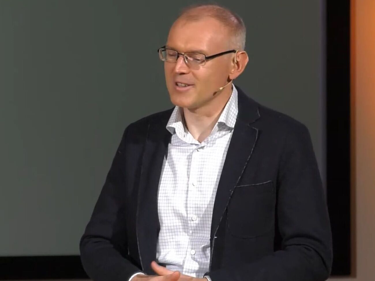Богдан заявил, что женщины чаще покупают книги, "тратя деньги, заработанные мужчинами"