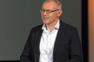 Богдан заявил, что женщины чаще покупают книги, "тратя деньги, заработанные мужчинами"