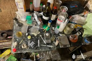 Правоохоронці вилучили лабораторне обладнання та понад 5 тис. готових доз амфетаміну
