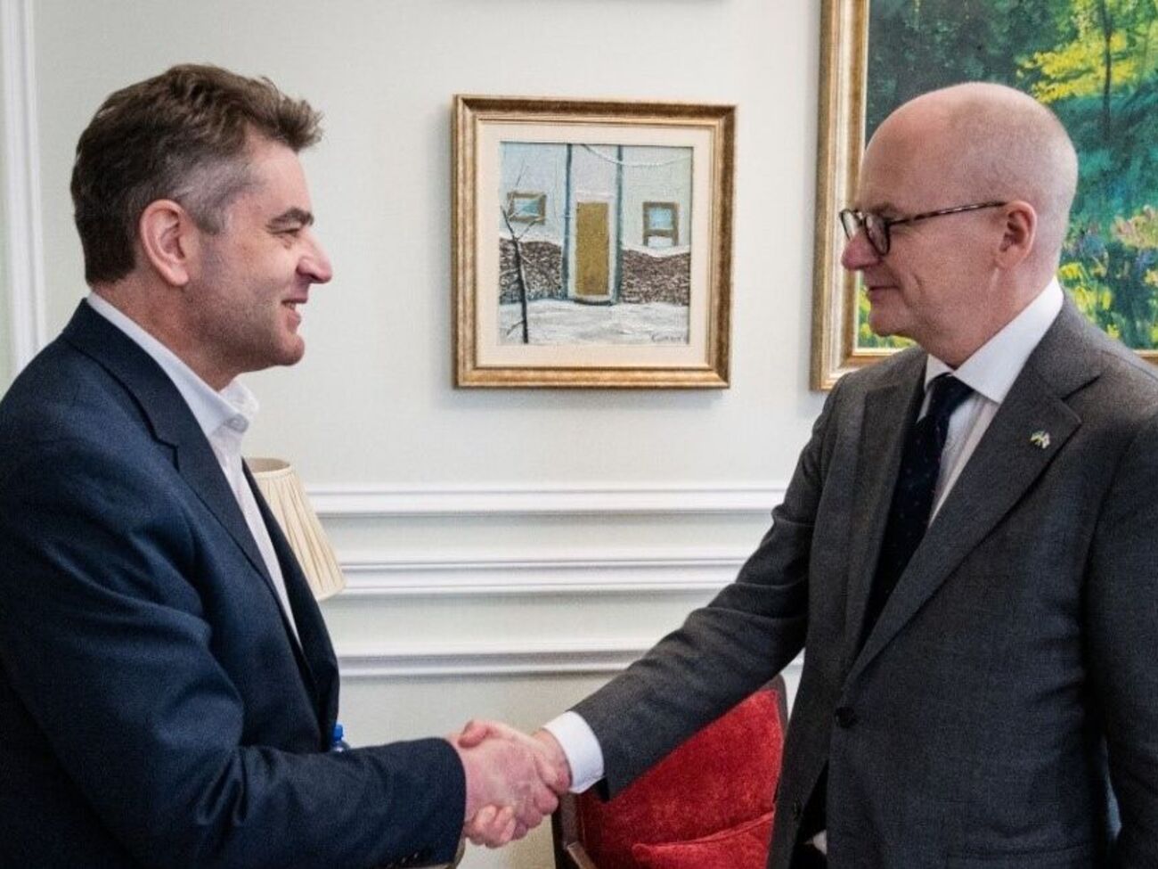 26 сентября новый посол Финляндии (справа)&nbsp;передал копии своих верительных грамот