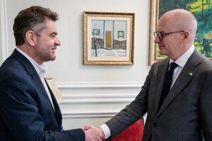 26 сентября новый посол Финляндии (справа) передал копии своих верительных грамот