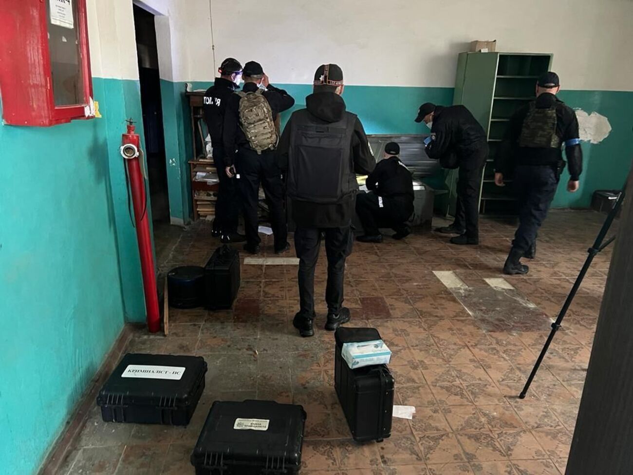 У місті Вовчанськ Харківської області російські загарбники перетворили територію місцевого заводу на в'язницю