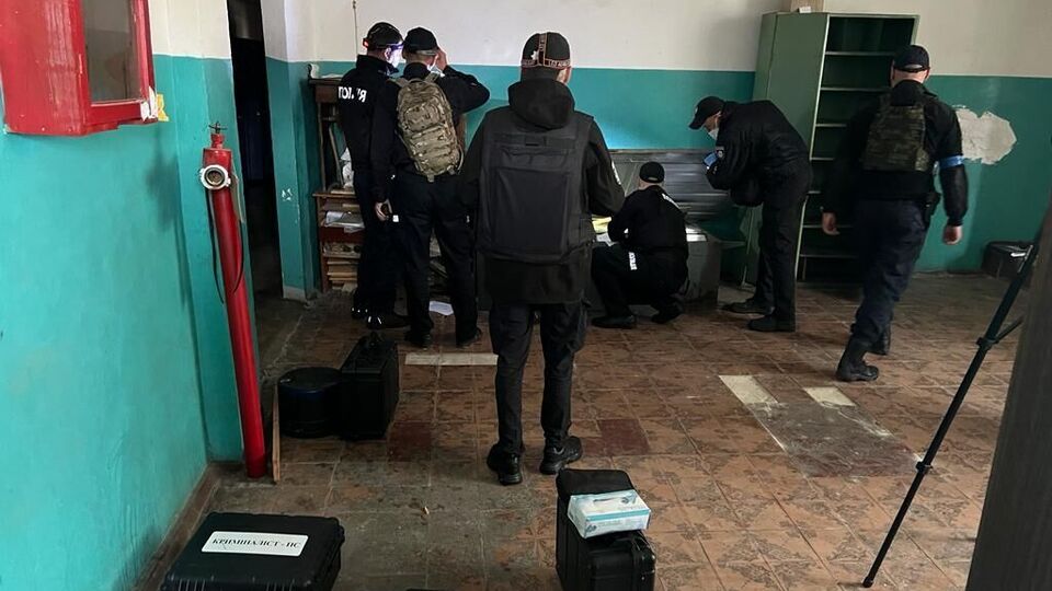 У місті Вовчанськ Харківської області російські загарбники перетворили територію місцевого заводу на в'язницю