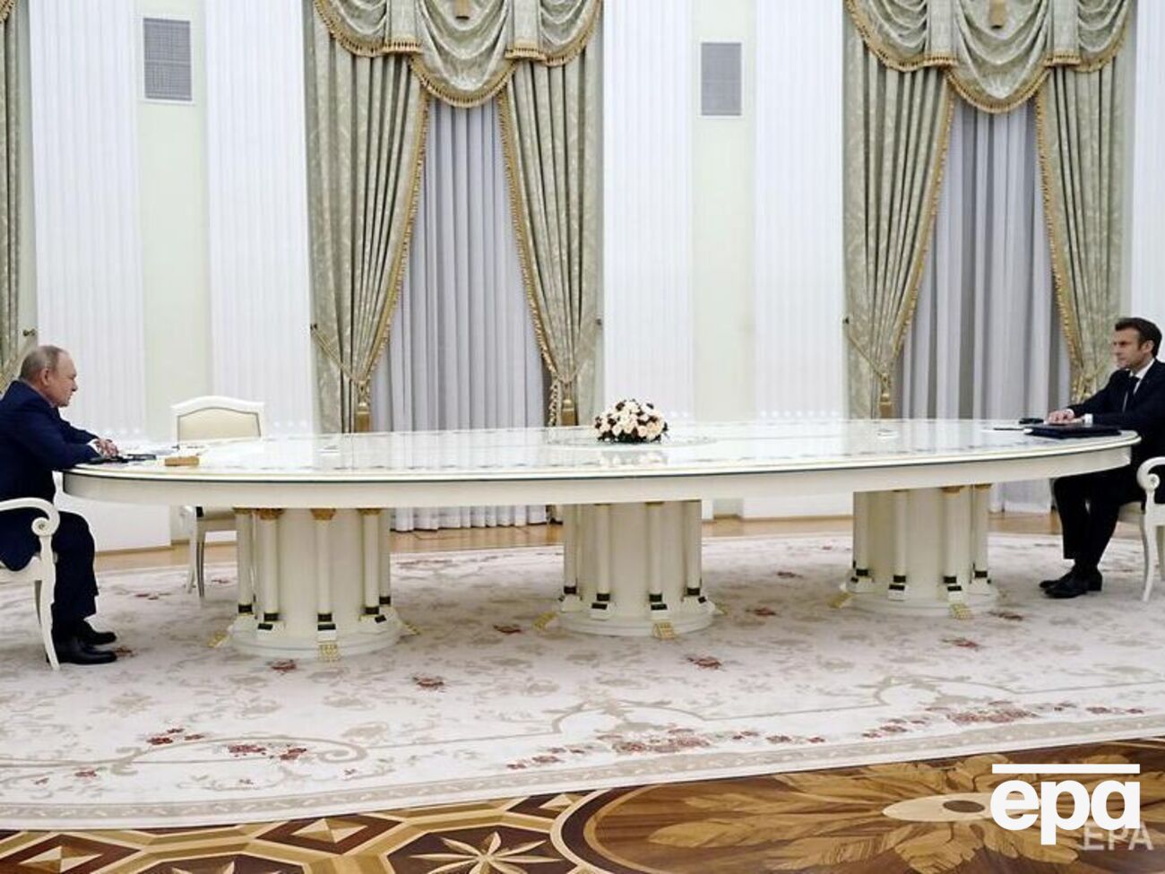 Довгий стіл відділяв Путіна (на фото зліва), зокрема від Макрона