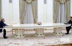 Довгий стіл відділяв Путіна (на фото зліва), зокрема від Макрона