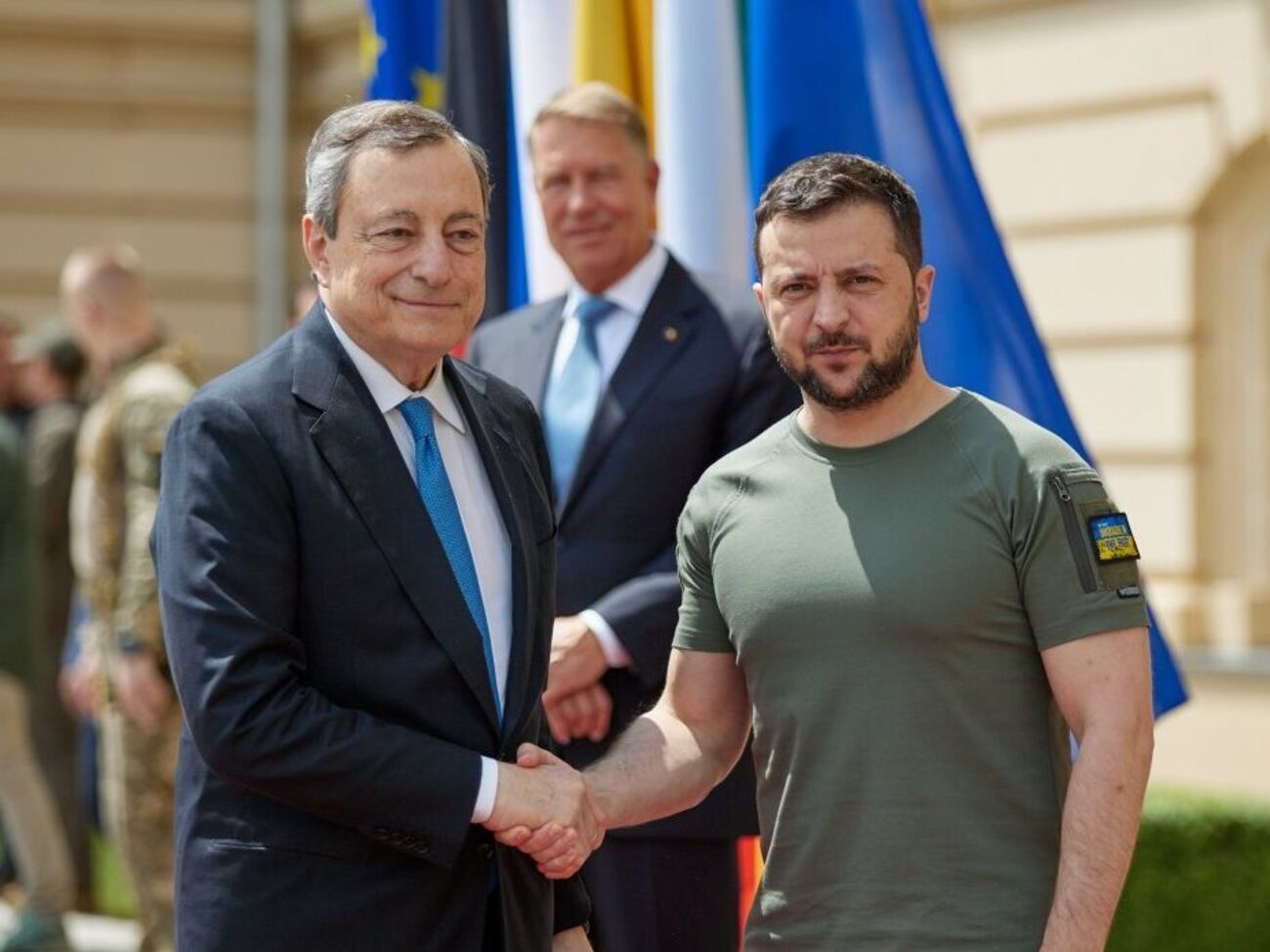 Драґі у розмові із Зеленським підтвердив "постійну підтримку італійським урядом влади та українського населення в усіх сферах", зазначили у Раді міністрів Італії